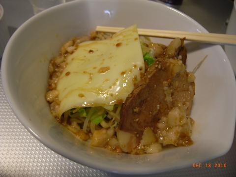 先週行ったラーメン二郎インスパイア系(と言うのだそうです)、「ラーメン(港北) センター北郎」に、またどうしても行きたくなり、朝食を抜いてお昼に行ってきました。
汁なし油合えラーメン。チーズと生卵もトッピング。
ぐじゃぐじゃに混ぜていただいた。とってもおいしかった。クセになるなー。
LSDにてすべて燃やしたが量が多いせいか、夕食を食べる気力が沸かない。ダイエットにはむしろ良いかも。