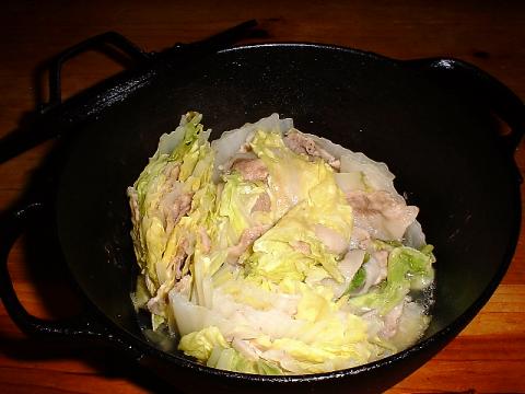 減量も本格化へ。炭水化物は厳しく制限。
白菜の間に豚のばら肉を挟んで蒸した鍋。お酒とダシをちょっと加えるが、水分は白菜から出たもの。ポン酢でいただきました。豚肉の臭みが抜け、白菜の甘みが出ておいしい。