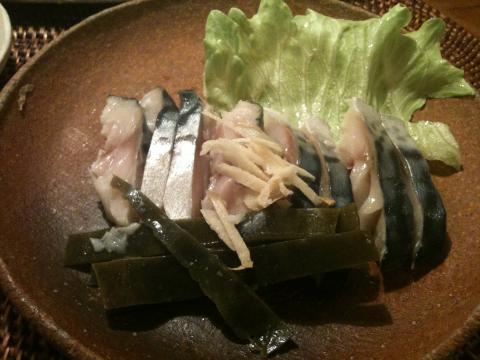 旬の関さばを冷凍したものを知人からいただいたのですが、先日の塩焼きに続き本日はしめさば。脂が多く、まるで別物でした。