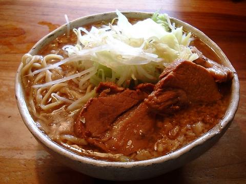 今日は京都の「ラーメン荘 夢を語れ」のお取り寄せ。
めちゃくちゃおいしくて背脂いっぱいのスープまで飲み干しちゃった。麺も平打ちのうどんのようで食べ応えあり。チャーシューも味が染みていて、しかも固いところと脂身のトロトロのバランスが良く、とってもおいしかった。
東京マラソンまでは、これを最後に週末ラーメンも封印します。