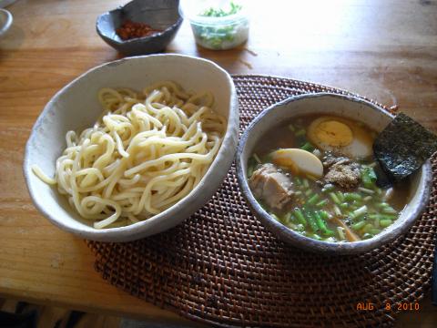 行列が出来すぎて近所に迷惑をかけてしまっているため閉店するという「六厘舎」の付け麺。どんなものかと東京駅店でお持ち帰りを購入。店で食すのと同じ値段で高かったが、スープは水で薄める濃縮タイプではないし、チャーシューまで入っていて、納得。娘が残した分まで食べたので、今日は20キロ走行を決意。