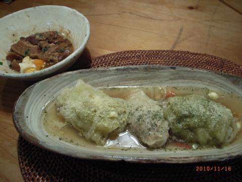 本日の低炭水化物メニュー。ロールキャベツ(挽肉はやっぱり全部豚がおいしい)、パルメザンチーズをかけて。
それと豚の角煮。いずれも砂糖は不使用、食べ物でも糖類ゼロ。