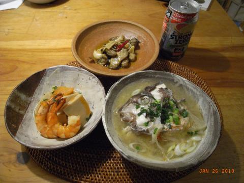 本日の低炭水化物食。左から高野豆腐と海老の煮物(甘味料はパルスイート)、牡蛎のガーリック、オリーブ油煮、鯛のあら汁。
牡蠣はノロウイルスにやられた1昨年以来、加熱しないと食べられなくなった。残念、人生の楽しみの一部を失った感じ。