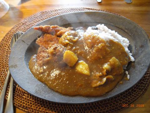 久しぶり(3年以上ぶり)に食べましたカツカレー。飯は五穀米。やっぱりおいしいなー。