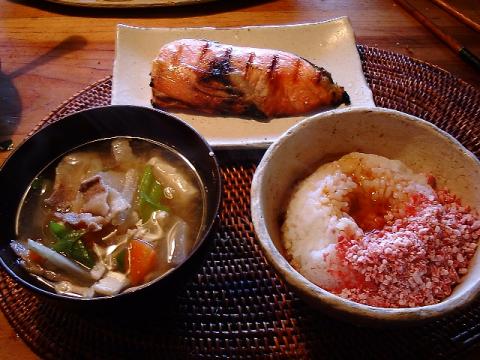 今日のお昼です。豚汁に卵かけご飯にさらに牛肉の冷凍フレークがけ。定番の鮭。
平凡なご飯ですが、米の飯は1年ぶりぐらいと思います。
その後のLSDで全部燃やしました。(と信じたい)