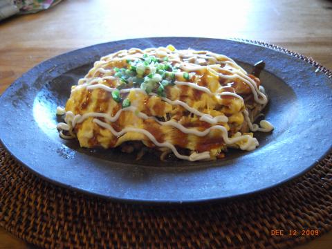 本日の昼食。オム焼きソバチーズ入り。我が家ではこのところ休日の定番だそうだが、炭水化物を取っていなかった私は今日始めて食す。うまかった。焼きそば自体3年ぶりか。