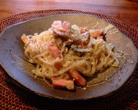 今日の昼食。カルボナーラだが、麺はこんにゃく製だ。生クリーム、卵、ベーコンは殆ど炭水化物が含まれていないので立派な低炭水化物食。でもガッツリ食した感じはある。