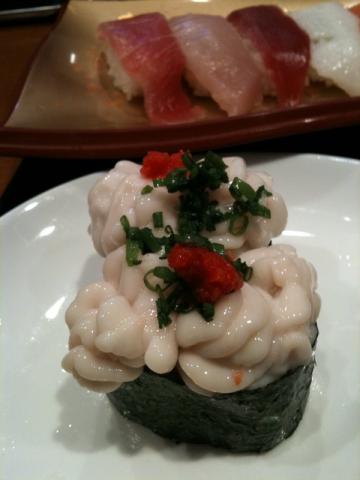 走った後に女房と行った近所のすし屋にてランチ。逆にこちらは冬が旬。期間限定「白子にぎり」。とろけそうでおいしかったです。