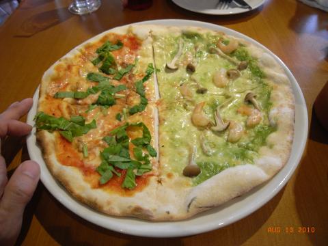 近所のピザとパスタの専門店に妻に連れて行ってもらいました。炭水化物摂取制限でこんな素敵なレストランがあることさえ知りませんでしたが、妻と娘たちは何度か行っているみたいです。
http://vino-vino.jp/
生地の薄い本場モノ。釜の薪もイタリア産だとか。