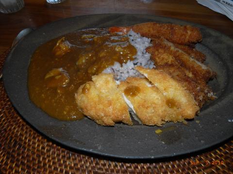 暑くて外食する気は全く無く、お昼は豪華に自作カツカレー。五穀米に豚ヒレ、鳥ささみ、エビ。いっぱい食べちゃった。