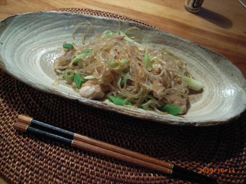 低炭水化物ダイエットの朝食。こんにゃく麺に長ネギと鶏肉。