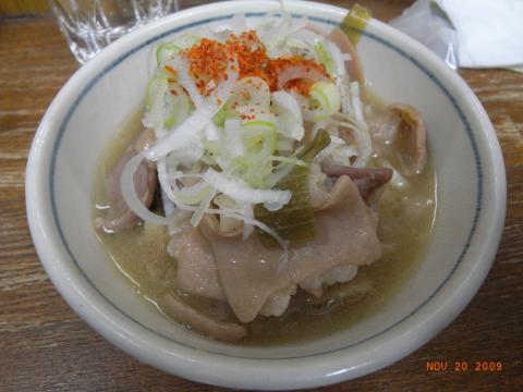 昼食をとる時間が無かったので夕方、営業終了後「秋田屋」で低炭水化物食。煮込み。いつもおいしい。