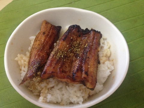 父の日で娘達から送ってもらったうなぎを食べました。