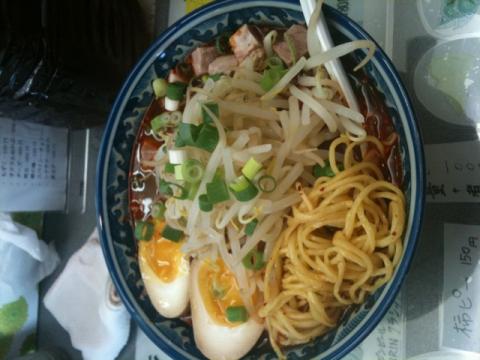 1週間の内、週末とは別に、平日で一食だけ許している炭水化物。今日は兜町のラーメン屋「昭和」の辛味噌味。一昨年まで同場所にあって、主人がお亡くなりになって閉店した伝説のラーメン屋の復刻であるとか。真っ赤で辛そうだがむしろ甘さを感じるスープは危うく飲み干しそうになった。麺もアルデンテ、大盛、煮玉子無料も好感。