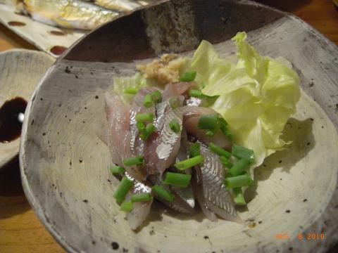 新鮮だったので鮎をお刺身にしました。予想通りあっさりしておいしい。なんとも贅沢な夕食。