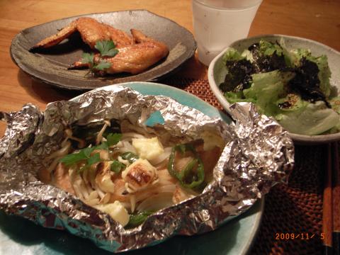 本日の低炭水化物夕食。手羽先にサーモンのホイル包み焼きにサラダです。