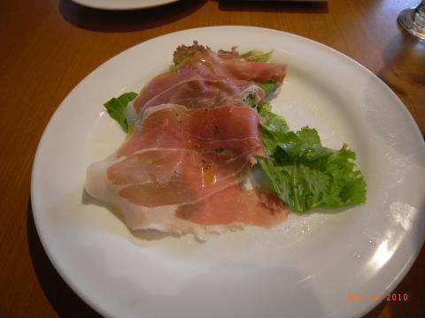 生ハムも。あまりおいしそうだったので写真撮るのを忘れ、半分食べちゃった後に撮影。サイゼリヤなどの生ハムも確かにおいしいが、塩気が強い。これはしょっぱくは無く、いつまでも噛みたくなるほど味が濃厚。発酵し、熟成されチーズのような味わい。