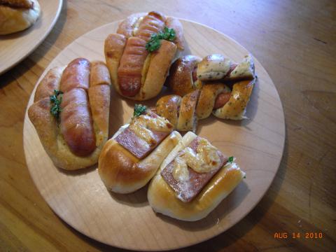 明日で夏休みも終わり。控えていた炭水化物を順繰りに食べ、走って消費することをテーマにしておりましたが、終了日前日は、パン。地域密着型のおいしいパン屋さん
http://www.pain-moa.com/
で、沢山購入し死ぬほど食べました。上はほんの一部。それでも家族4人で2000円ほど。
パンをこれほど沢山食べたのも数年ぶり。