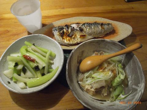 本日の低炭水化物食。さばの焼いたのに、セロリの一夜漬け、昨日のモツ鍋の残りを使った丸腸の煮込み。
右手のギプスのおかげでフォークで食すので時間がかかり、多くは食べられない、食うのがいやになる。
新ダイエット法発見か?