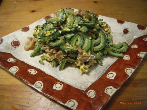 夕食はゴーヤチャンプル。豆腐は入れず、ゴーヤと豚肉をたっぷり。いよいよ夏も後半、何とか乗り切るぞ。