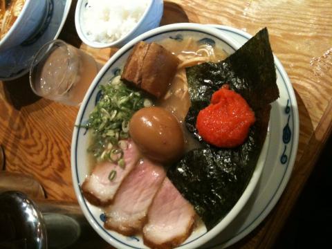 娘の高校の文化祭に行き、去年も行ったラーメン屋「秀」。とんこつスープは臭みがないが濃厚でトロトロ。あっという間に完食。昨日のつけ麺での失敗を取り返した。下高井戸は昔ながらのアーケード商店街もいまだに栄えていて、懐かしい感じがする。魚屋さんや肉屋さんで買い物をした。サザエさんが買い物籠をぶら下げて歩いていそうな雰囲気がまだある。