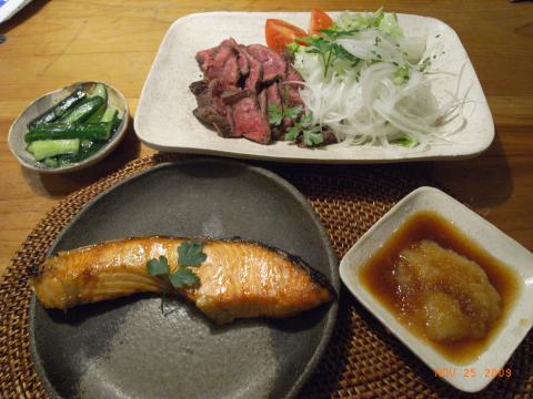 食べブログ化しており申し訳ありません。低炭水化物ディナーです。牛のたたき、鮭の塩焼き。ご飯は食べません。