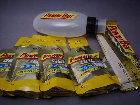 途中、スポーツショップに足を伸ばし、来週用の栄養源を購入。前回30キロではそれなりの効果を実感でき、今回は4個分入るボトルも購入。味はバナナに統一。前回使用時は色々な味を用意したが味わう余裕は無かった。