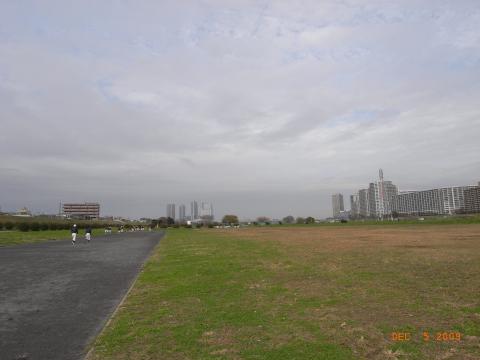 川崎は鹿島田の古市場の400メートルトラック。シャビーな河川敷。まさか魔裟斗さんの練習場とは。