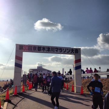 手作り的な良い大会でした。出るかどうか迷ったけど30回記念ということで、トレーニング目的で20キロペース走、途中棄権を前提に出ました。