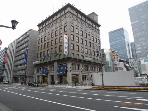 京橋の明治屋です。古くて美しいたたずまい。右脇のビルが建て直し中で、この角度からビル全容が見られるのはあとわずか。背景に見えるのは最近建った超高層ビル。観光立国とうたいながらこの国に一本筋の通った景観政策は見当たらない。