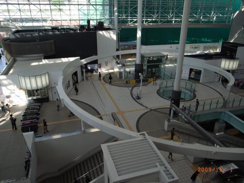 たまプラーザの「一風堂に」並びました。これは並んでいる列から写した駅の改札口風景です。ここ数日でリノヴェーションが終わり、大変おしゃれです。東急さんがっばって沿線の地価を上げてくださいね。