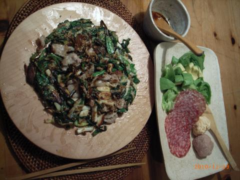 本日の低炭水化物の夕食。メインはつなぎを卵だけにした韓国チジミ。生ハム、アボカド、明太子チーズ、レバーペイスト。昨日の残りのボジョレーヌーボーと共にいただく。