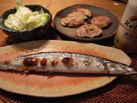 今日の低炭水化物メニュー。
普通の秋刀魚の塩焼き。上は豚のヒレカツの衣無し。とっても味気無いので、中にチーズや梅肉を入れてもらって刺激を出してもらっている。
ラーメン食べたいが、東京マラソンに向けてはあらゆることにまじめに取り組みたい。