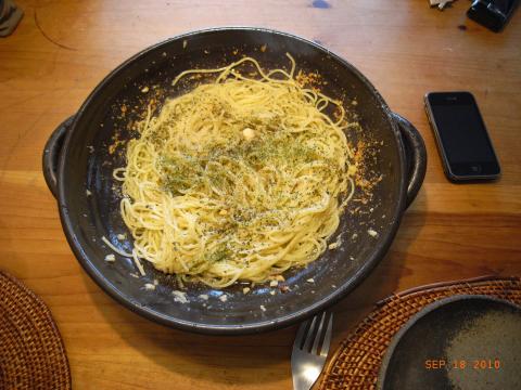 定期的に強烈に食べたくなるシンプルパスタ。麺、赤唐辛子、ニンニク、バジル、チーズ、オリーブオイル。黄金の組み合わせ。鍋で大量に作ってもらったが、ぺろりっと食べちゃった。