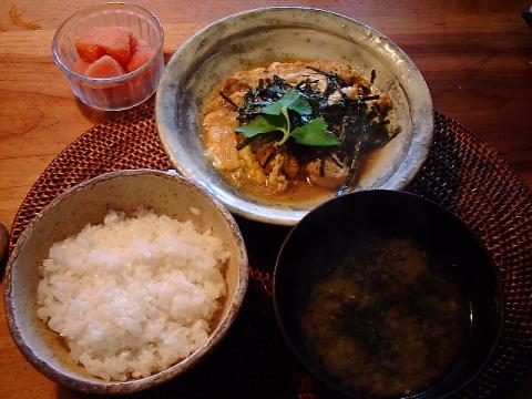 休日のみの炭水化物取得。親子丼が食べたいと言ったら、ご飯と具が別盛りで出てきた。
丼にしてしまうと味が一つでさびしいけど、別盛りだと合間に明太子だとか納豆だとかキムチだとか、色々な味の薬味で楽しめるでしょう、との我が女房の提案。一膳で、色々な味を堪能しました。
ご飯には故郷の「あきたこまち」に「マンナンヒカリ」(蒟蒻)が半分混ざっていたそうだが、全く気づかなかった、これでカロリー35%オフ。ちなみにタレの甘みはノンカロリーの甘味料使用とのこと。
ここまでしてもらっていますが、体重減少のペースは芳しくありません。計算どおり行かないのが人生とはわかっているつもりですが、自分の体重ぐらいは自分で制覇したいものです。