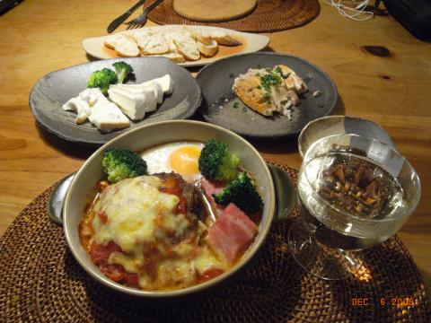 LSD後の夕食。イタリアンハンバーググリルにチーズとフランスパン。アンコウの肝とシャンパン。