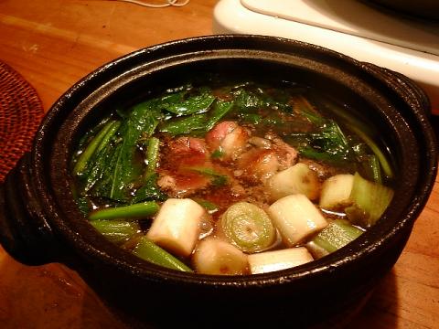 鴨鍋です。河豚を死なずに食べた人と鴨と長ネギの相性を見つけた人はノーベル賞に値する。
味付けは甘いけど、ノンカロリーシュガー使用。