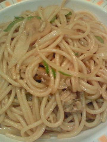 大手町ビルディングの「リトル小岩井」でどうしても食べたくなったパスタというか和風のスパゲッティ。大好きで良く食べたが炭水化物ダイエットをしていた影響で、おそらく4年ぶりだ。午前11時半であったがやっぱり並びました。大好きだった「ジャポネ」。醤油味にニンニク、大葉に豚肉。これに岩手県の小岩井乳業オリジナルの粉チーズを大量にかけて食べる。太いモチモチの麺と油を吸ったチーズが絡み合い、強烈に食べたくなるジャンク・フードの極み。たまにしか食べないならこのくらいがいい。
興奮して大盛を頼んでしまったが、4年歳をとっていてちょっときつかった。今度はいつ食べられるか。
今週は、平日1食限定の炭水化物枠を、昨日15キロ走ることが出来たがために、2日に拡張しました。
しあわせ。