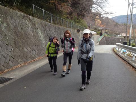 女房と、湘南さんの同僚、M嬢とK嬢も元気一杯、上機嫌。この後、体調不良のK嬢は、残念ながらエスケープルートで一人下山。とっても残念。