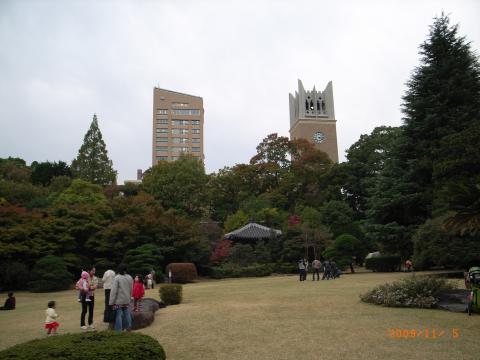 仕事でお世話になっているW大学のO庭園で撮影したものですが良い景色です。最近の学生は僕らの時代と違って9割がちゃんと学校に通っているとのこと。ちゃんと勉強して日本を立て直して欲しいと心から思う。