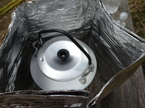 お湯を沸かしてコーヒーを。当然ブラックだと思って買ったコンビニのコーヒーは、何とクリーム、砂糖入り。飲むのめようかと思ったけれどせっかくお湯を沸かしたから、飲みました。めっちゃウマ。2本あったのでおかわりしちゃった。下山はこれだけでエネルギーの着火役に。下山もぽかぽかと、燃やしながら走れた。