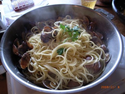本日の昼食。アサリのパスタ、オリーブオイルにアサリのだしが出ておいしいスープスパゲッティ。出来立てで湯気が出ています。下の娘と三人でおいしく食す。