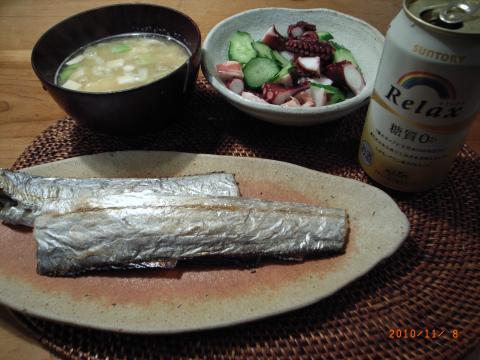 本日の低炭水化物ディナー。メインは太刀魚の塩焼き。いつも思うがおいしいが骨が多い魚だ。食べるのに時間がかかるので食欲も抑えられて、ダイエットには好都合だ。