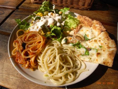 走る前の昼食はたまプラーザでイタリアンの食べ方放題でカーボローディング。天気が良いのでデッキの座席。気持ちよい。それにしても良く食えたもんだ。ざっと1500kカロリー。