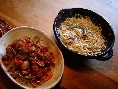 箱根駅伝を見ながら、お昼のパスタ。
バジル、チーズ、ニンニク、唐辛子、あさり、トマト。最後の晩餐で食べたいのはラーメンより、これかも。
正月三箇日は炭水化物を満喫。
でも、ちゃんと20キロずつ走ったから、体重増加はさすがに無いはず。
