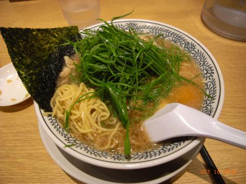 株式を上場しているラーメン店なんてたいしたこと無いはず、と思っていた。先月近所にオープンした「丸源ラーメン」。定番の「肉そば」に九条ネギのトッピング。スープはやや甘く、それでも見た目よりあっさりとしていて、おいしかったが。自分はやっぱり「クセ」になる「パンチ」のある「ジャンキー」なやつがいい。