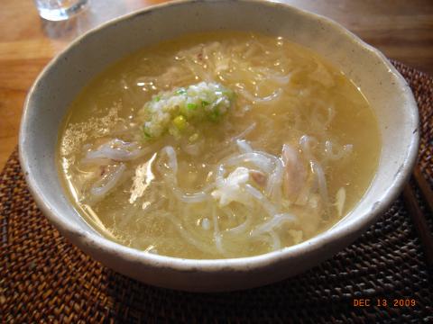 朝食。昨日の蒸し鶏、ネギソースのこんにゃくメン仕立て。超低炭水化物食。