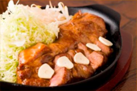 今日のお昼は東京駅「とこ豚クラブ」の「豚テキ」250gソース味。ご飯無しの単品1000円だ。炭水化物を極力減らす食事。以前はソース味も糖分ありなので、厳しく制限していた。今でもソースは皿の端で絞ってできるだけ少なくして食べている。