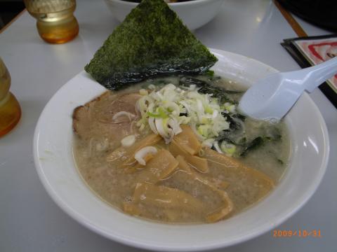 怪我により半月ぶりにランニングを再開し、久しぶりにラーメンを食す。チェーン店「ラーメンガキ大将」の「コテコテラーメン」。コテコテとあるが、食べると意外と家系なんかよりずっとあっさり。メンも細めんで替え玉がしたくなった。ランニングもラーメンも復活でうれしい。しあわせ。