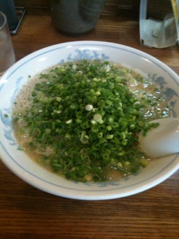 昨日中野まで足を伸ばしたので、前から行ってみたいと思っていた博多ラーメン、東高円寺の「ばりこて」。割と景況感の良いと言われる東京の西地区と言えどもシャッターが閉まったままの店舗が多かった。そんな中での人気店。ネギラーメン。麺はバリ固を注文。2週間連続してつけ麺系で失敗しているだけに今日は慎重にメニュー選び。
おいしかったです。特に麺の味、歯ごたえ、喉越しが素晴らしい。
店の中はとんこつの独特のにおいがするのだが、ラーメンのスープ自体はあまりしない。あっという間に麺は無くなり、替え玉。